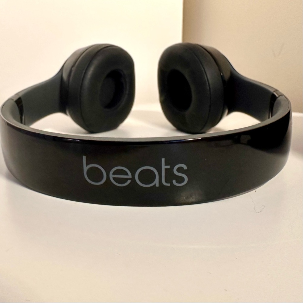 Beats by Dre Solo Wired or Wireless Over-Ear Headphones - Picture 4 of 9